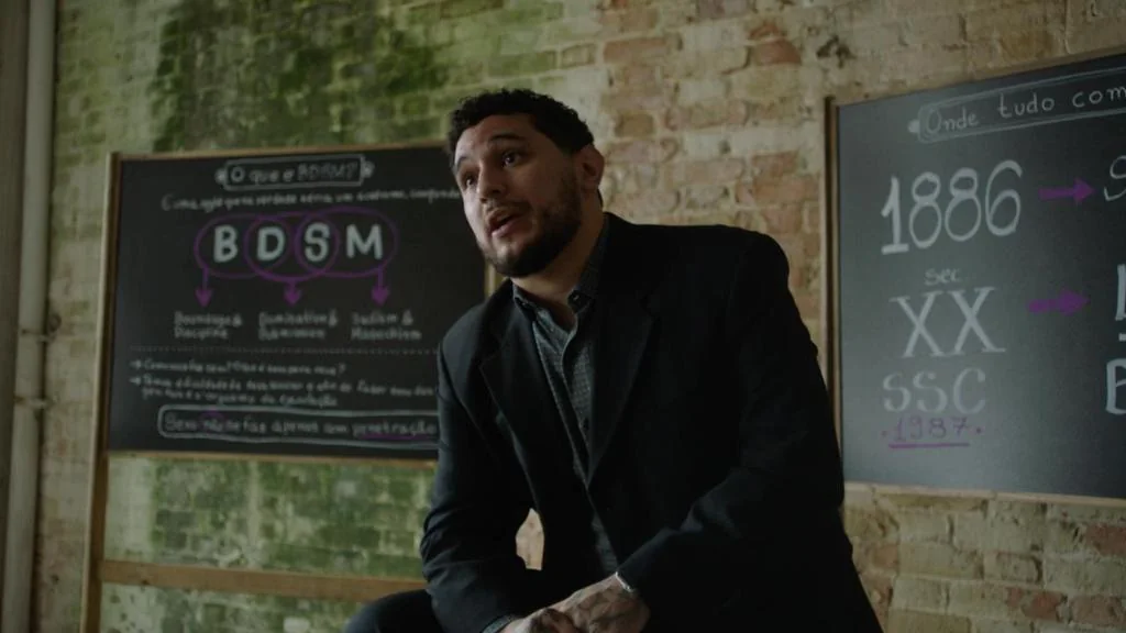 Mestre Sadic sentado durante uma conversa sobre BDSM