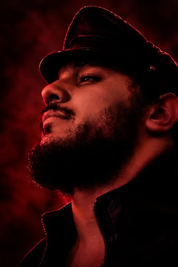 Perfil de Mestre Sadic sob iluminação vermelha